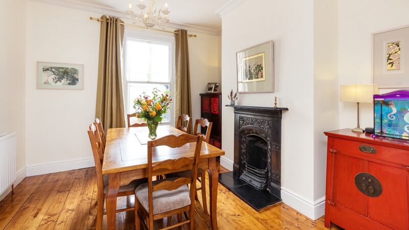 Diningroom to the rear.
