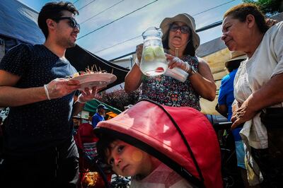 Monitors from a nonprofit, Educación Popular en Salud, giving information on healthy and cheap food to the residents of the low-income El Bosque neighborhood of Santiago.