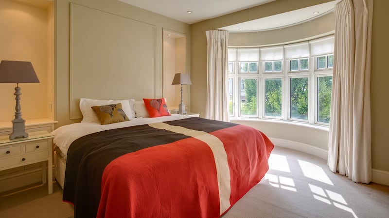 Double bedroom with bay window