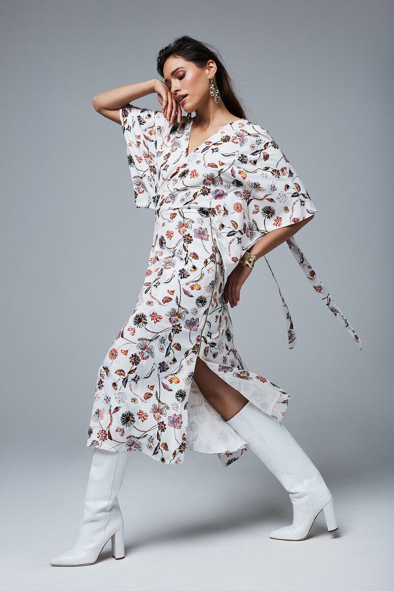 The perfect summer dress: white asymmetric print dress €   1,575 Roland Mouret, white croc boots Paris Texas € 500, gold drop earrings Alexis Bittar € 320, gold cuff € 320 Alexis Bittas