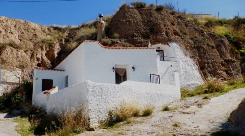 €44,000: cave house on the edge of the hamlet of Bácor