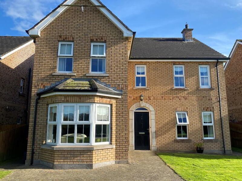 3 Ros Cluain is located in a small development, 800m from Carrickmacross, within walking distance to amenities