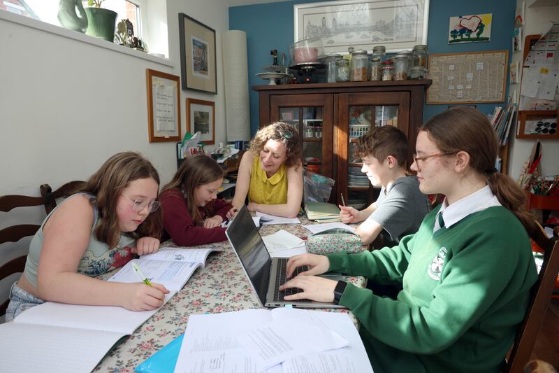 Meg Hoyt with her children Penny (12), Aisling (10), Finn (14) and Isabel (16) doing their homework. Photograph: Stephen Davison//Pacemaker Press
