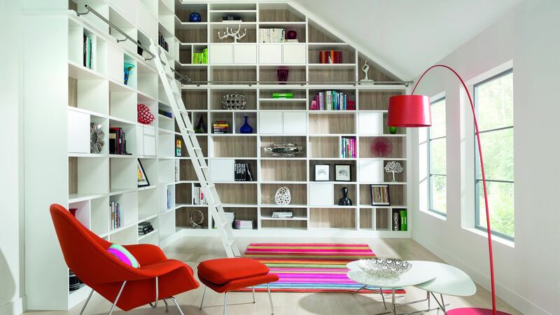 This double height space, designed by Neville Johnson, shows you how to create visual interest when you’re working with different height sculpture and décor objects as well as books.