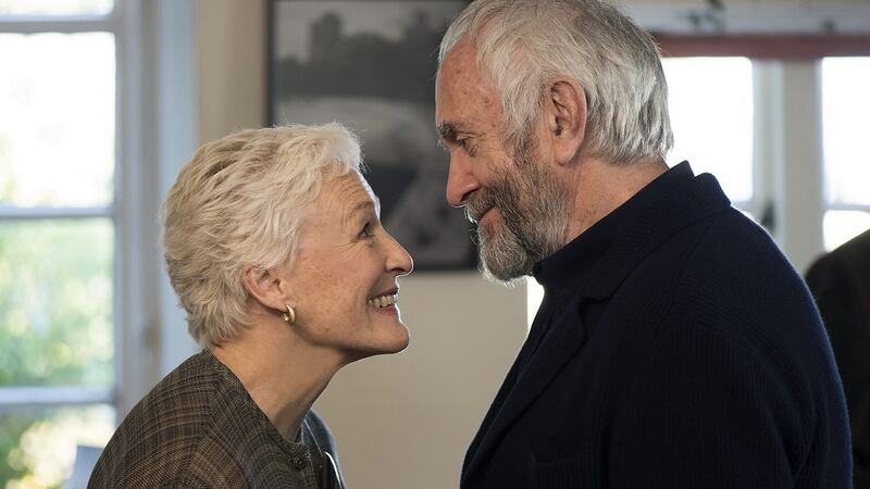 Glenn Close and Jonathan Pryce in The Wife