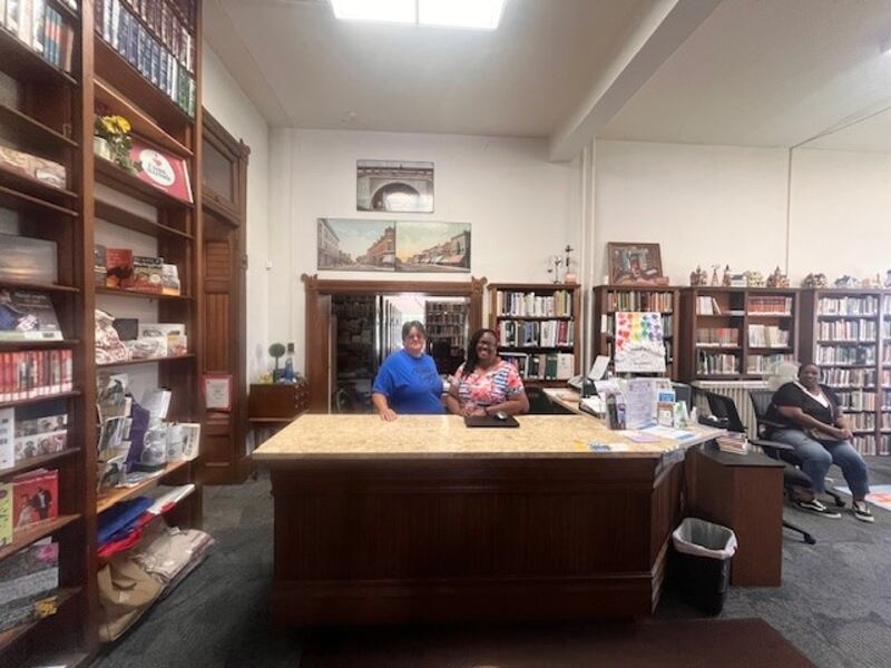 Ruth Morrison and Toya Wilson in Cairo's library 