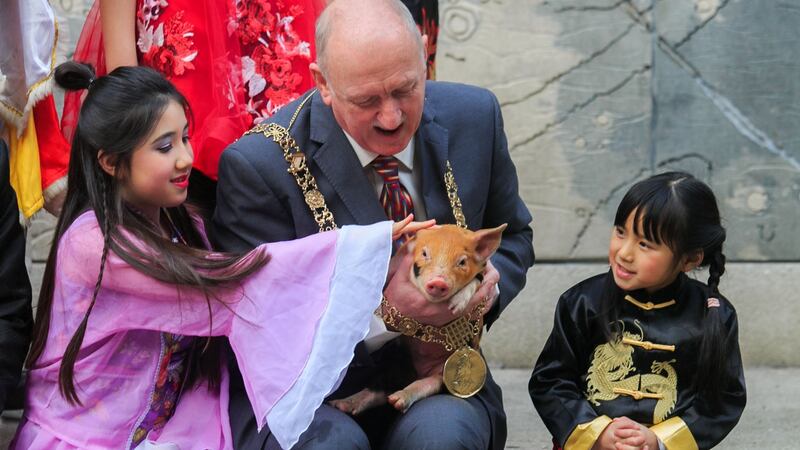 Juliana McAllen (12), Lord Mayor of Dublin Nial Ring  and Guanhui Liu (6) during the launch of the programme for the Dublin Chinese New Year Festival on Cow’s Lane, Temple Bar, Dublin. Photograph: Gareth Chaney/Collins