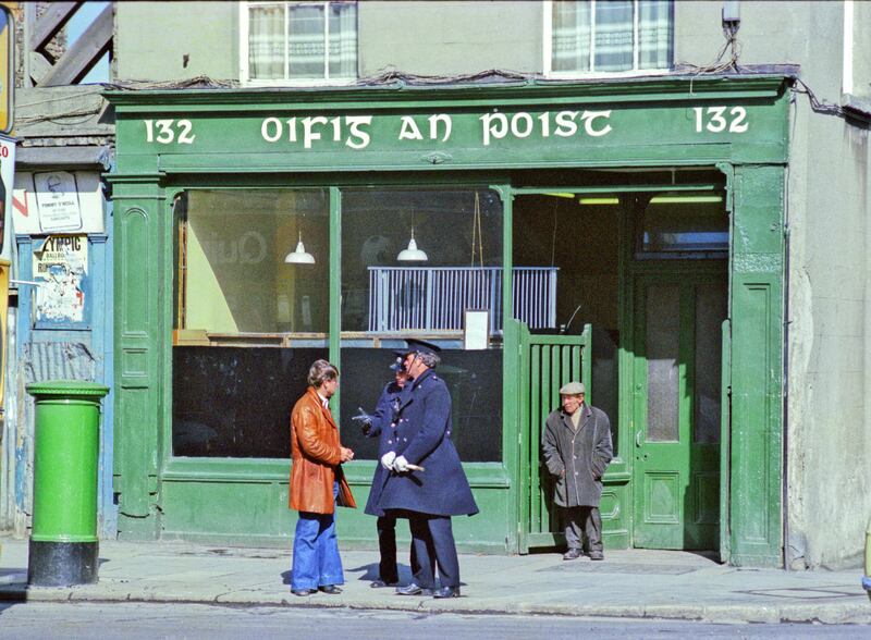 Helping with enquiries, Thomas Street - Bridgefoot Street, 1975. Photograph: Mick Brown