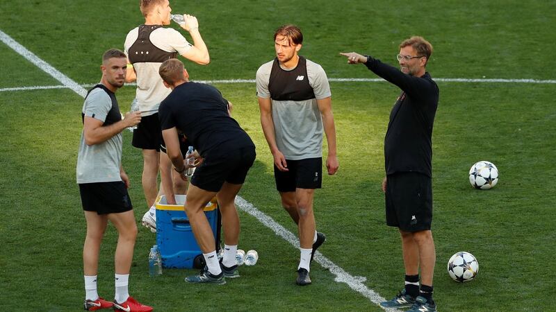 Liverpool manager Jürgen Klopp and Jordan Henderson during training. Photograph: Andrew Boyers/Reuters