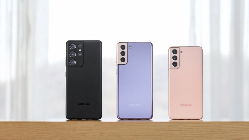 Samsung Galaxy S21 smartphone in Phantom Black, Phantom Silver and Phantom Pink
