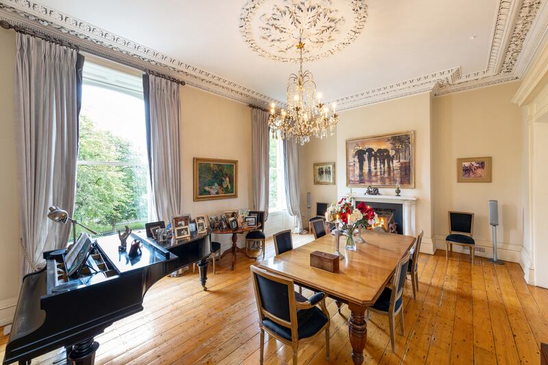 Full-width diningroom on first floor 