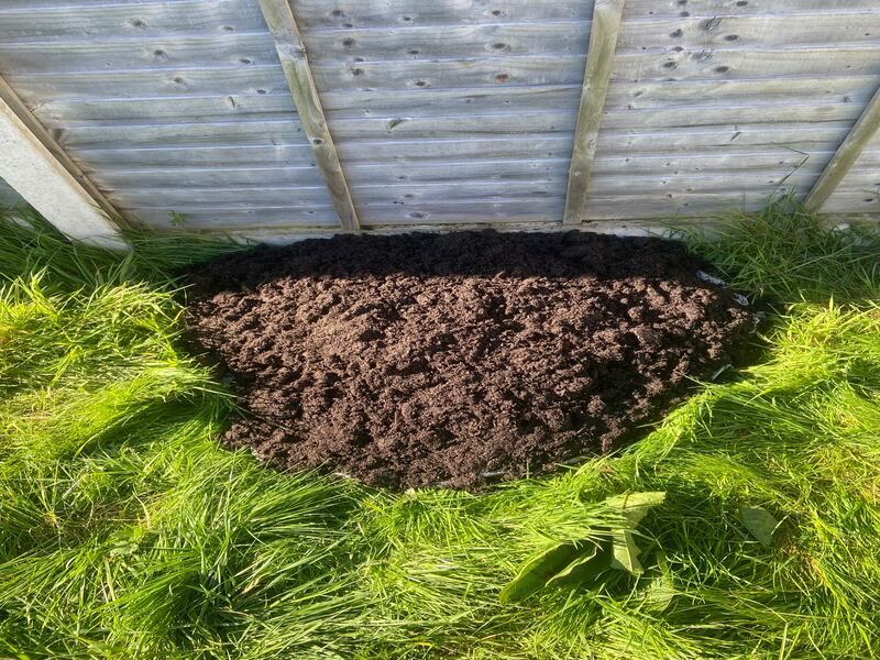 At €9 a bag of compost it’s not the cheapest method for creating a flower bed but it only took me less than 30 mins from start to finish