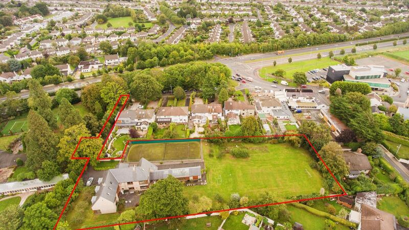 Foxrock House, Old Bray Road, Foxrock, Dublin 18 is a very large property on 1.34 acres built in 2003 in the grounds of a Victorian house just off the N11 in Foxrock