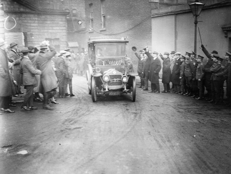 A car carrying Michael Collins, as head of the new Provisional Government established under the Treaty, arrives at Dublin Castle for the handover of power by the outgoing British administration,  January 16th, 1922. (Mercier Archives)
