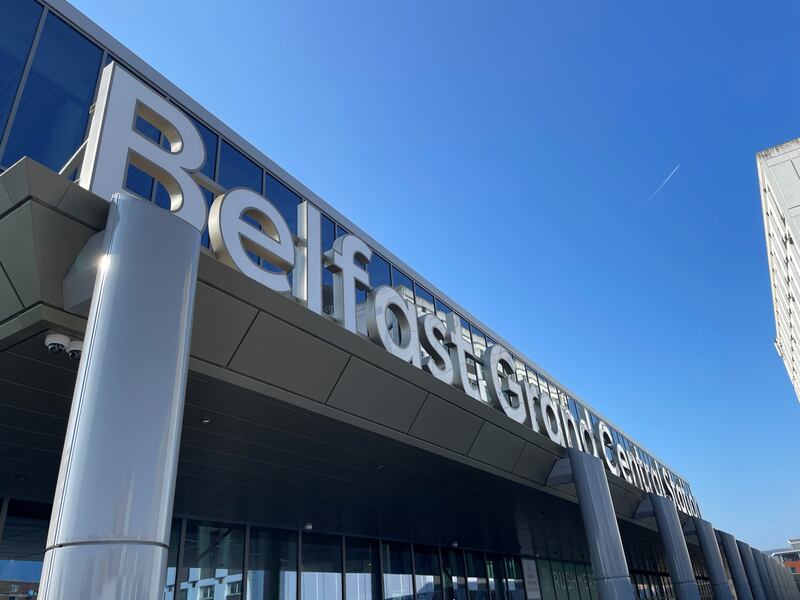 Tá aighneas curtha faoi bhráid na hArd-Chúirte i mBéal Feirste ag an ngníomhaí dílseach Jamie Bryson. Grianghraf: David Young/PA Wire
