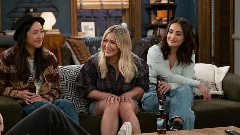 Hilary Duff (centre) in How I Met Your Father