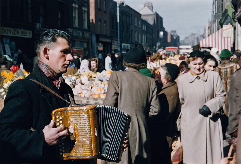 An accordionist playing at a street market in Dublin, June 1955. Photo by Bert Hardy/Picture Post/Hulton Archive/Getty Images