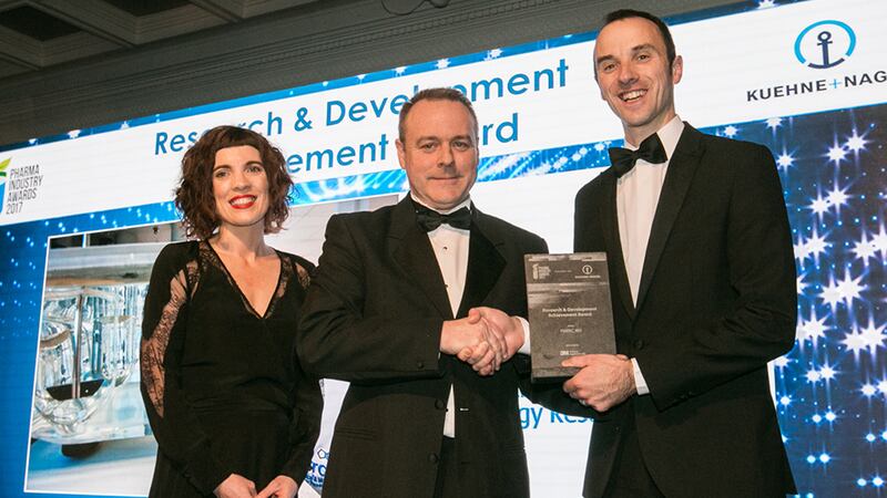 Mark Kelly, Business Manager 3M Life Sciences presents the Research & Development Achievement Award to Claire Lennon & Niall O'Reilly, PMBRC, WIT
