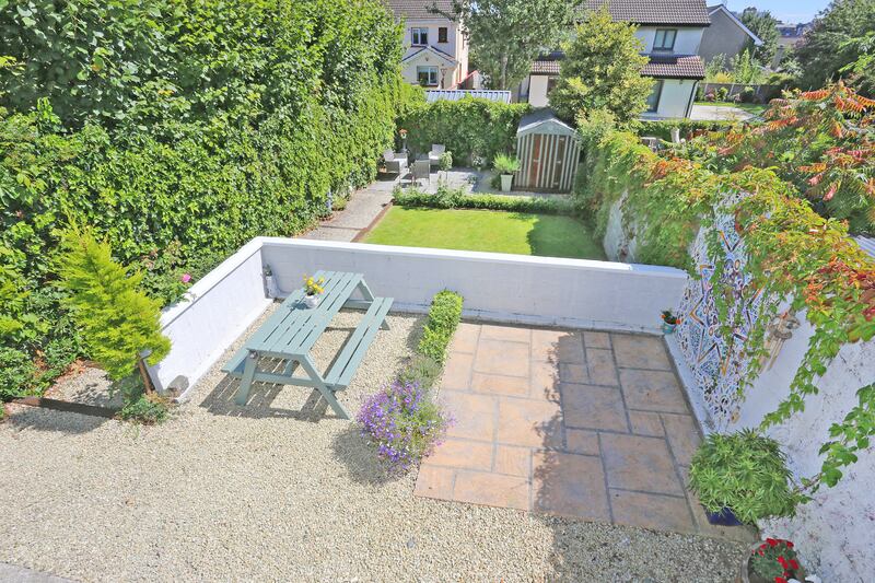 An outdoor dining area lies directly off the kitchen