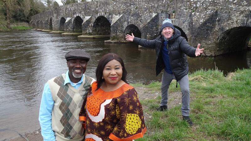 Deji and Yemi Adenuga with Hector Ó hEochagáin in Hector: Éire Nua