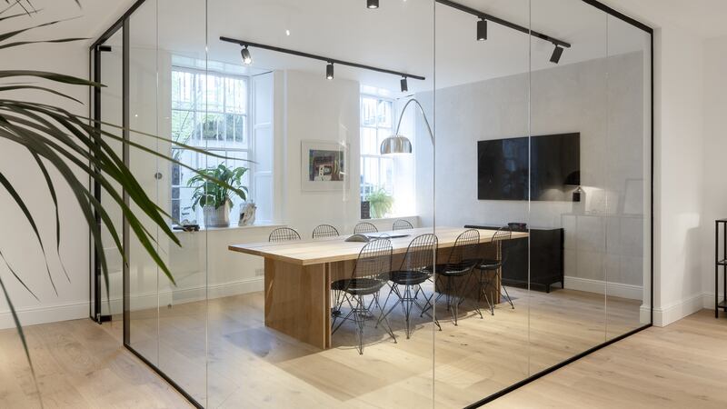 Luca Architecture’s glass meetingroom