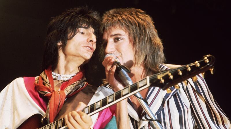 Singer Rod Stewart and guitarist Ron Wood of ‘The Faces’ in concert circa 1975: Photo by Keystone/Getty Images