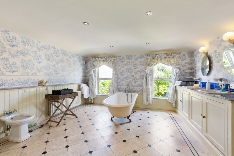 Main bathroom on return with Toile de Jouy wallpaper