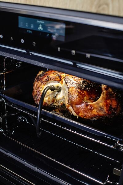 The Neff N90 oven features an integrated meat probe, which is the best way to cook meat by temperature for great results every time