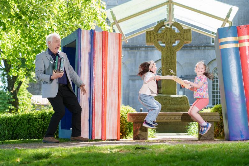 Historian and broadcaster Myles Dungan and local schoolchildren Dara Sheridan (7) and Róisín Byrne (6)  outside the Courthouse in Kells at the launch of the 2025 Hinterland Festival of Literature & Arts programme.