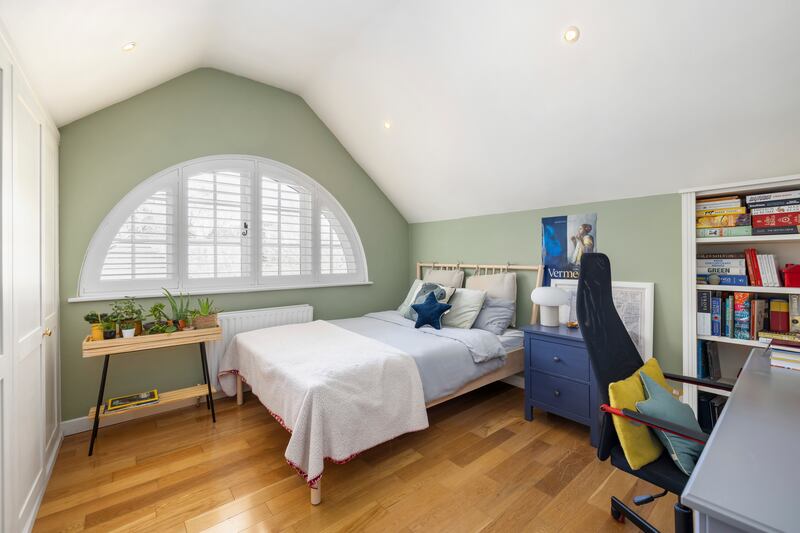 Double bedroom with half-moon window