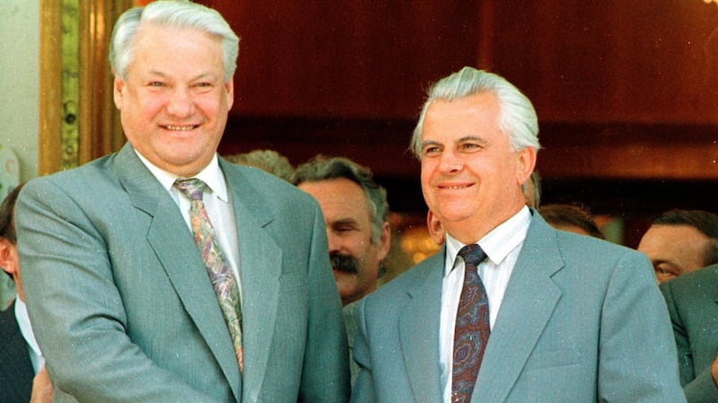 Former president Boris Yeltsin, left, shakes hands with then Ukrainian president Leonid Kravchuk during his visit to Ukraine, Yalta,  in 1992. Photograph: Efrem Lukatsky/ AP Photo