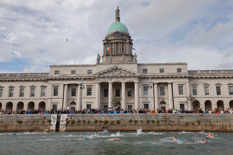 The main pack approaches the finish.  Photograph: Alan Betson 