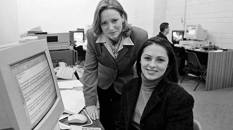 Gillian Ní Cheallaigh agus Gráinne Seoige i seomra nuachta TnaG i 1996.