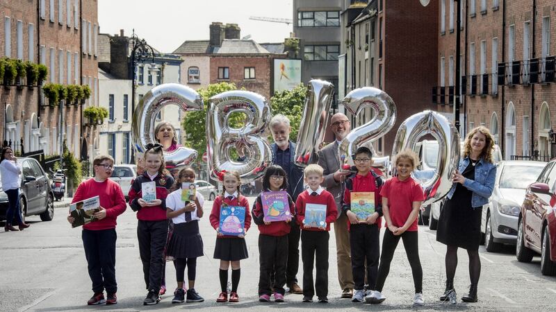 PJ Lynch,  Siobhan Parkinson, Eoin Colfer and Niamh Sharkey on North Great Georges Street with children from Rutland National School in Dublin