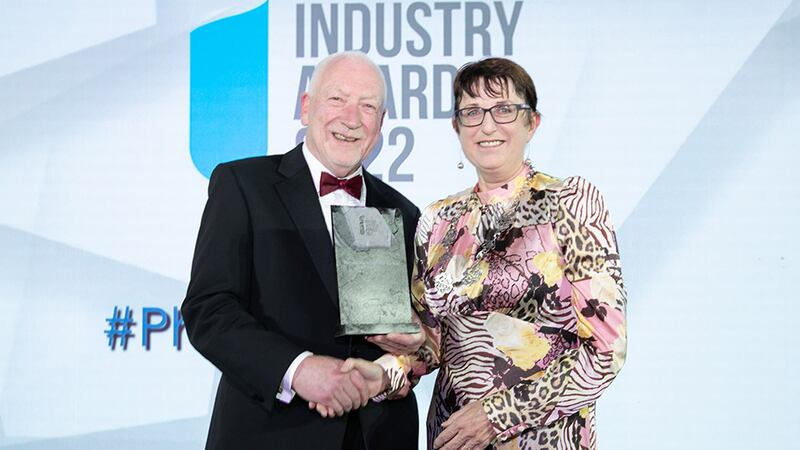 Kevin Delaney, Director of Education, Innopharma, presents the Partnership Alliance of the Year award to Patricia Ennis Gillen on behalf of Roche Diagnostics & Centric Health.