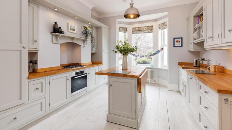 The kitchen, by Peter Geraghty of Oak Lodge Kitchens, has a moveable island.