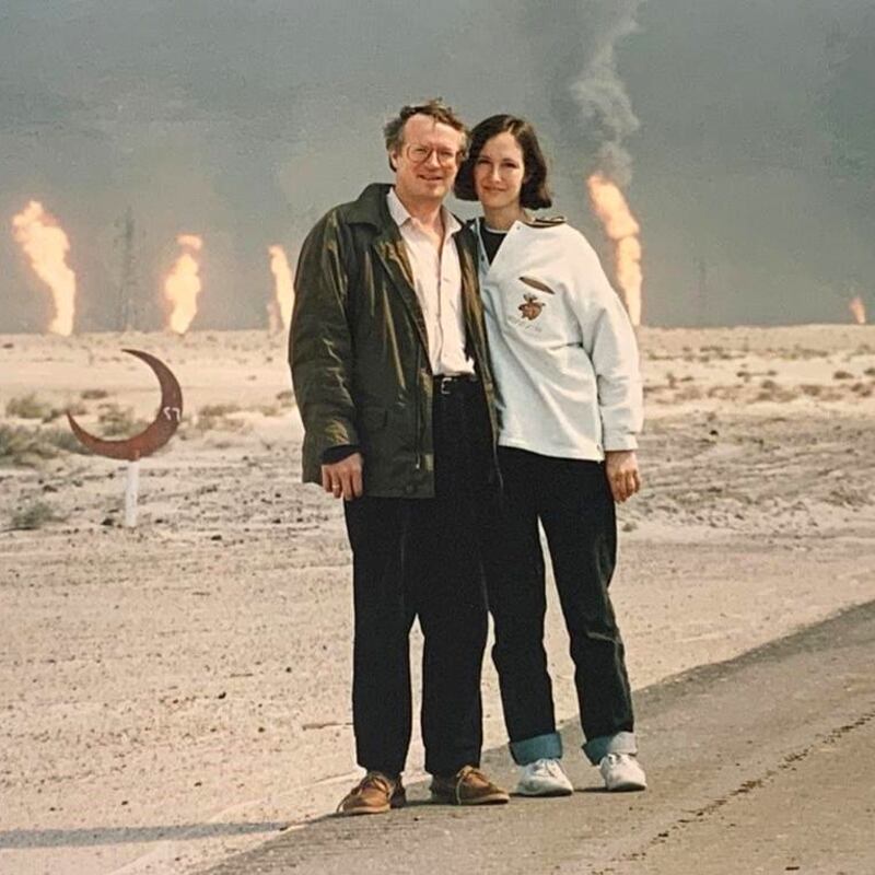 Lara Marlowe with Robert Fisk in Kuwait, near a burning oilfield, in February 1991