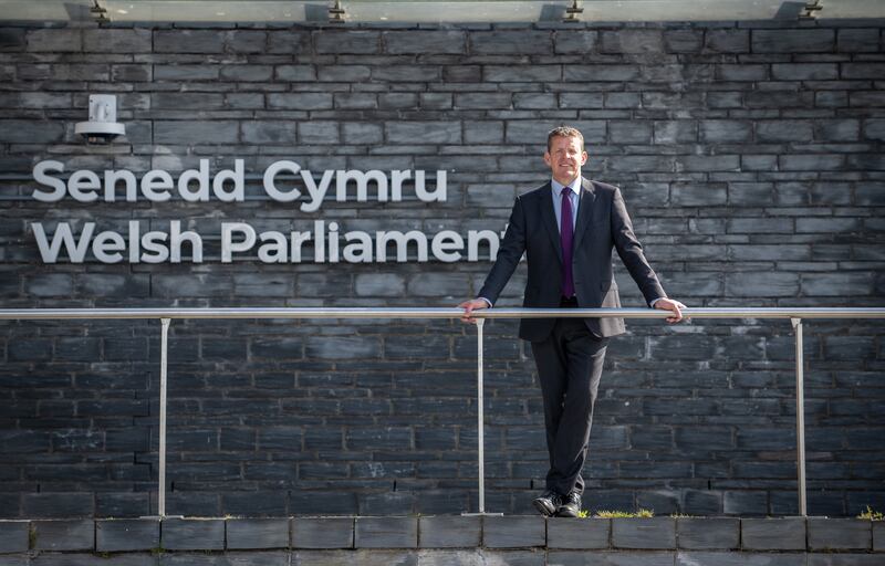 Ceannaire Plaid Cymru, Rhun ap Iorwerth. Tá sé mar aidhm aige díospóireacht cheart a spreagadh faoin neamhspleáchas sa tír.