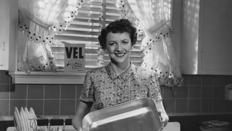 An American housewife demonstrates the cleaning power of ‘Vel’ detergent for a TV advert.