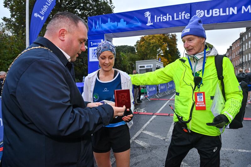 Lord Mayor of Dublin Cllr Daithí de Róiste, presenting the Lord Mayor's Medal Recipient to Rita Casey from Mayo and Race Director Jim Aughney before the 2023 Irish Life Dublin Marathon. Photograph: Sam Barnes/Sportsfile