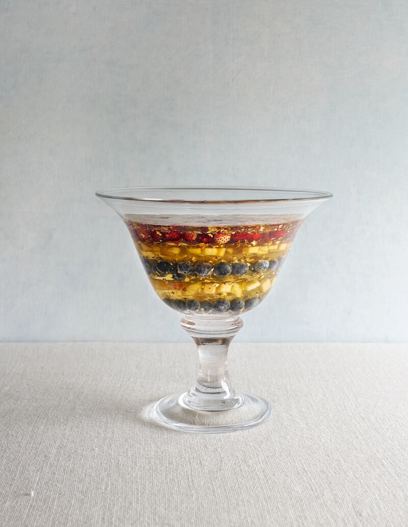 Sparkling Jelly with wild strawberries, blueberries and peach