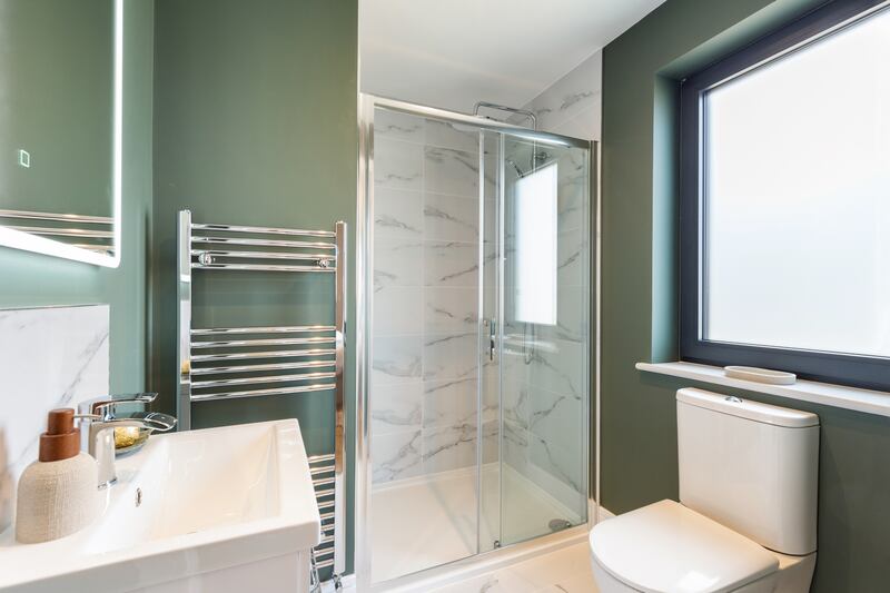 En suite in three-bed