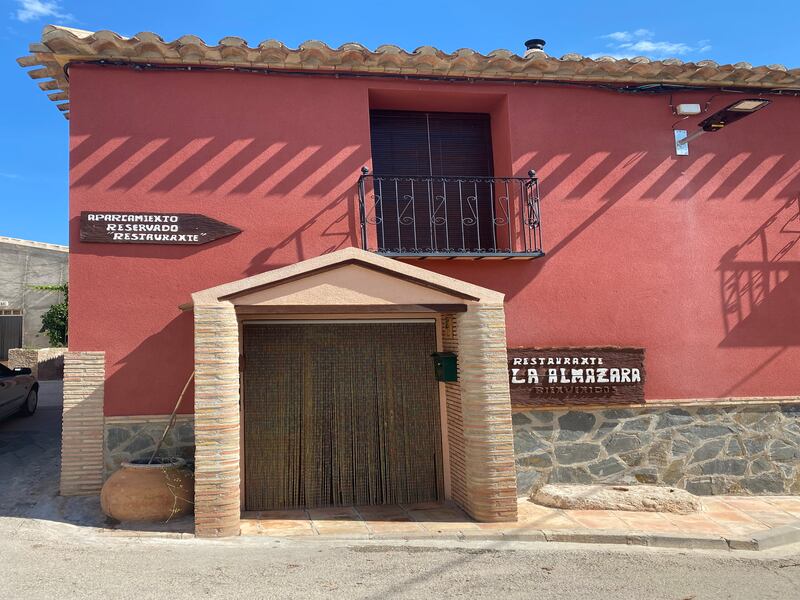 In Cehegin, the Almazara restaurant is a charming stop for lunch. Here, among the local specialities, shoulder of lamb is cooked in a wood-burning oven.
