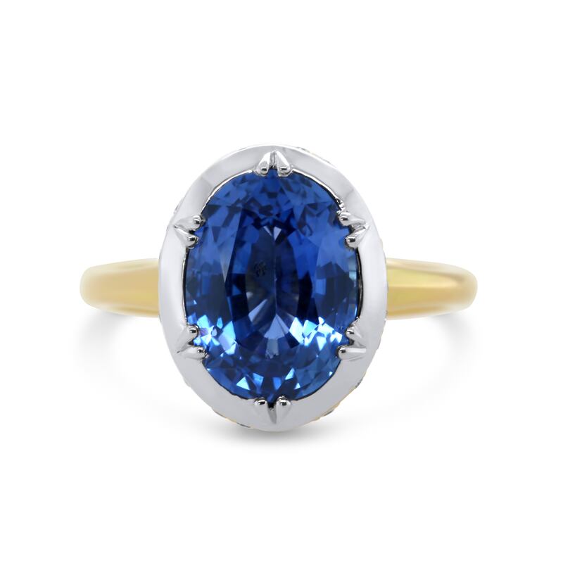 Ring with a central Ceylon blue sapphire set in platinum and yellow gold, called the Lizbeth