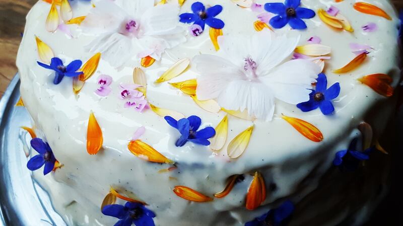 Edimental: a petal strewn cake.