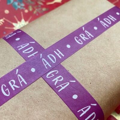 Is dearthóir agus ealaíontóir í Clodagh Nic Fhionnlaoich