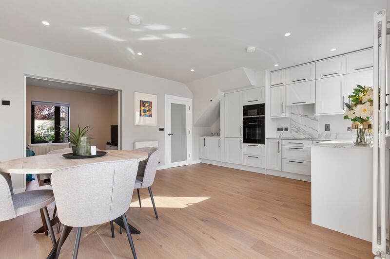 Pocket sliding doors with frosted glazing connect the livingroom with the kitchen/diningroom