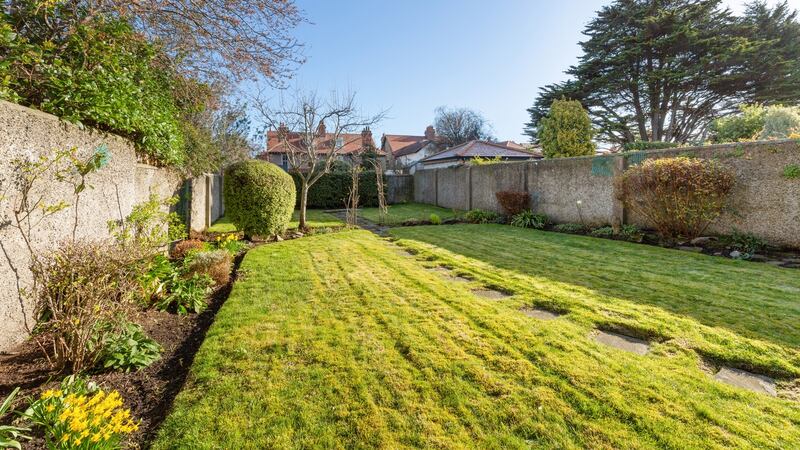 Large rear garden extending to 30m