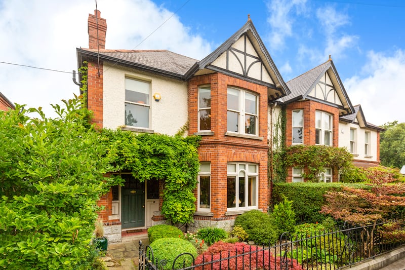 This D4 property has many period details including intricate cornicing and fireplaces