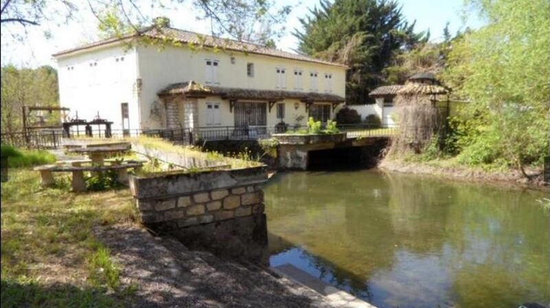 Six-bedroom house near Mass Pike in Massachusetts, US